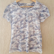 Blusa camuflada manga curta